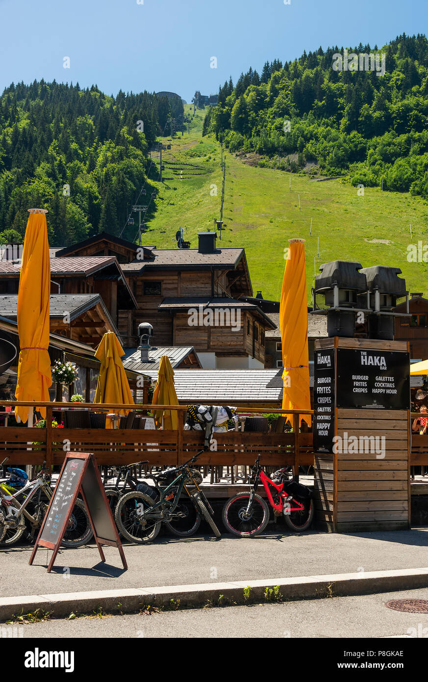Die Haka Tapas Bar und Restaurant mit der Pleney Gondel und Sessellift in Morzine Haute-Savoie Portes du Soleil Französische Alpen Frankreich Stockfoto