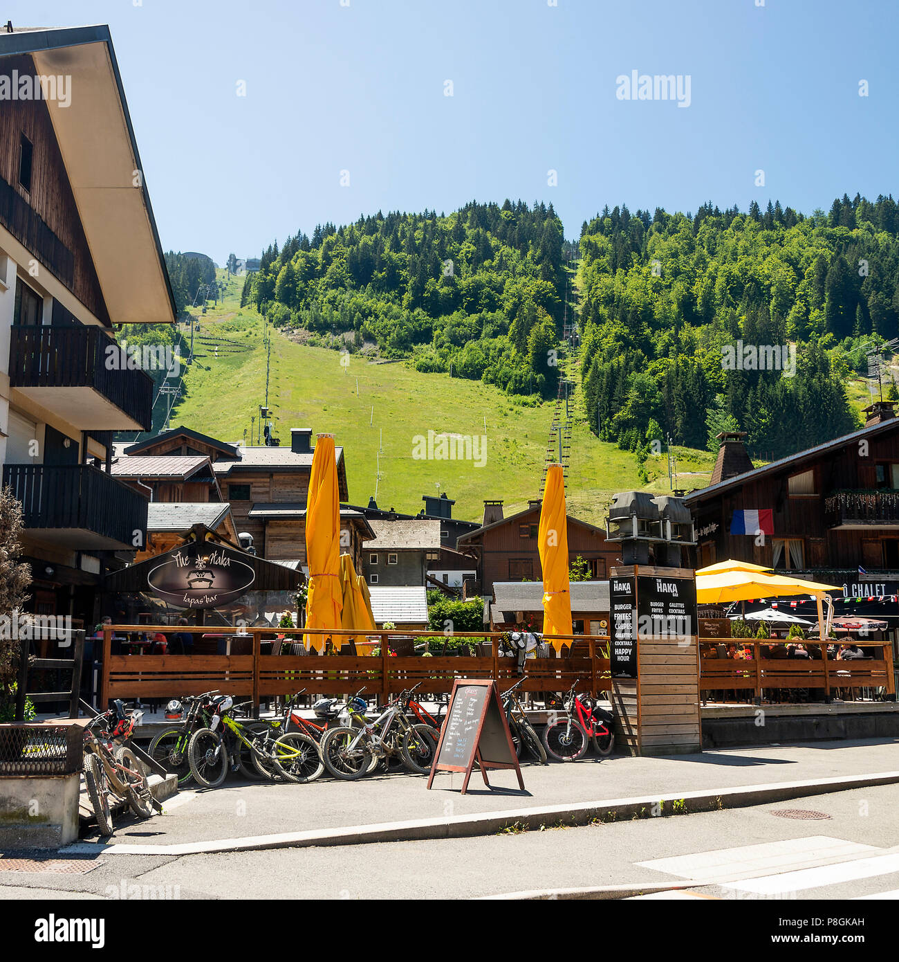 Die Haka Tapas Bar und Restaurant mit der Pleney Gondel und Sessellift in Morzine Haute-Savoie Portes du Soleil Französische Alpen Frankreich Stockfoto