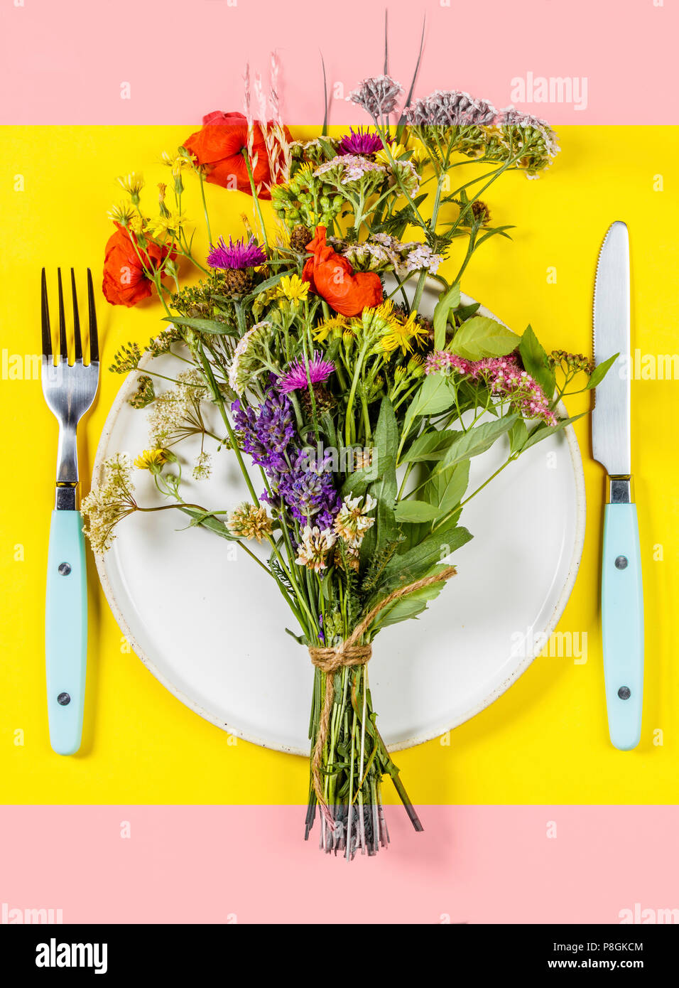 Flach von Wild Flower Bouquet auf weiße Platte. Sauber Essen, Paleo, biohacking, Kräutermedizin Konzept Stockfoto