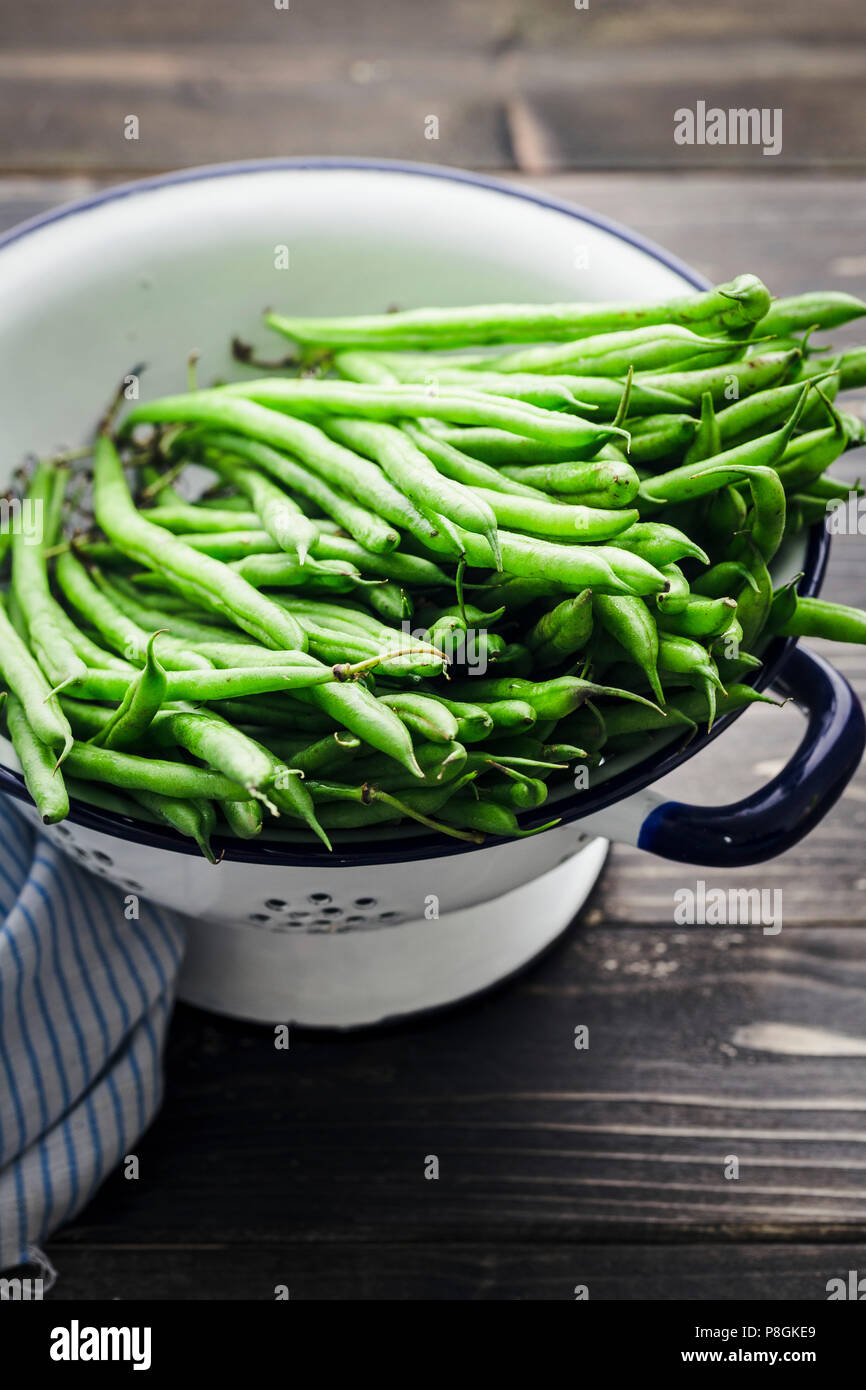 Bohnen in einem Emaille Sieb Stockfoto