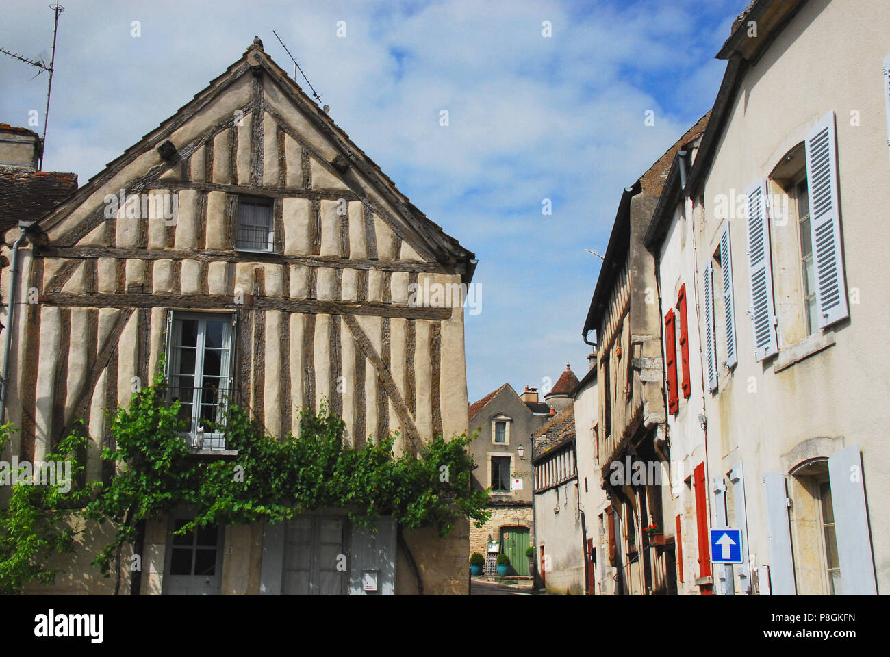 Eine alte historische Straße in dem charmanten Dorf Noyers sur Serein, Frankreich. Noyers ist offiziell als eines der schönsten Dörfer bekannt Stockfoto