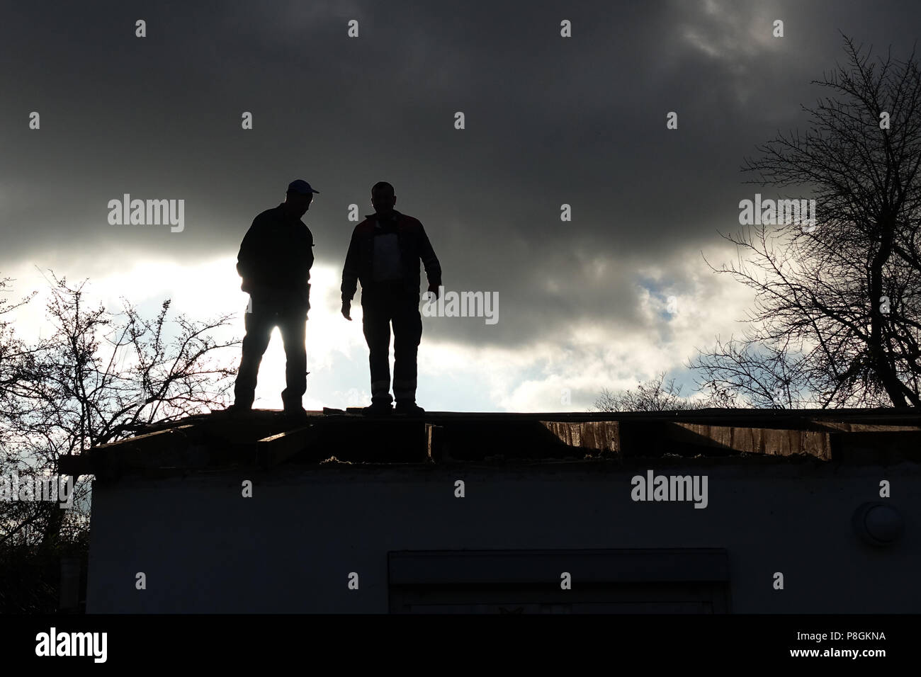 Berlin, Deutschland, Silhouette, Handwerker auf dem Dach eines Pavillon Stockfoto