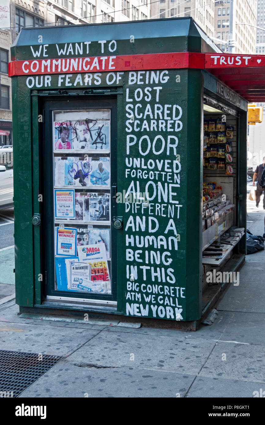 Eine ungewöhnliche Nachricht über die Furcht, die auf der Seite einer Zeitung stehen auf der Seventh Avenue in New York City gemalt, in der Nähe von Penn Station entfernt. Stockfoto