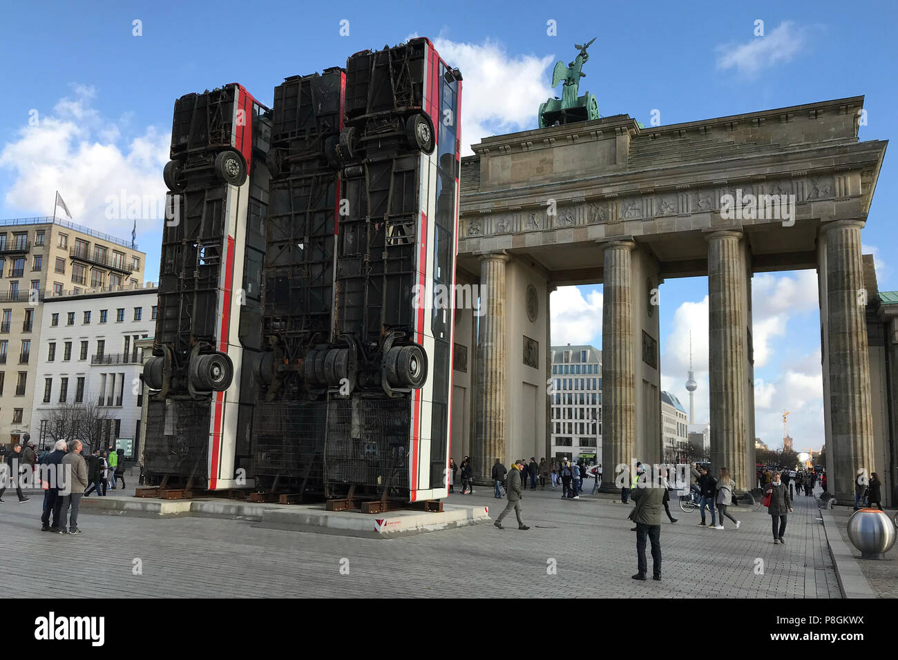 Berlin, Deutschland, anti-Krieg Skulptur Denkmal von der Deutsch-syrischen artist Manaf Halbouni vor dem Brandenburger Tor Stockfoto