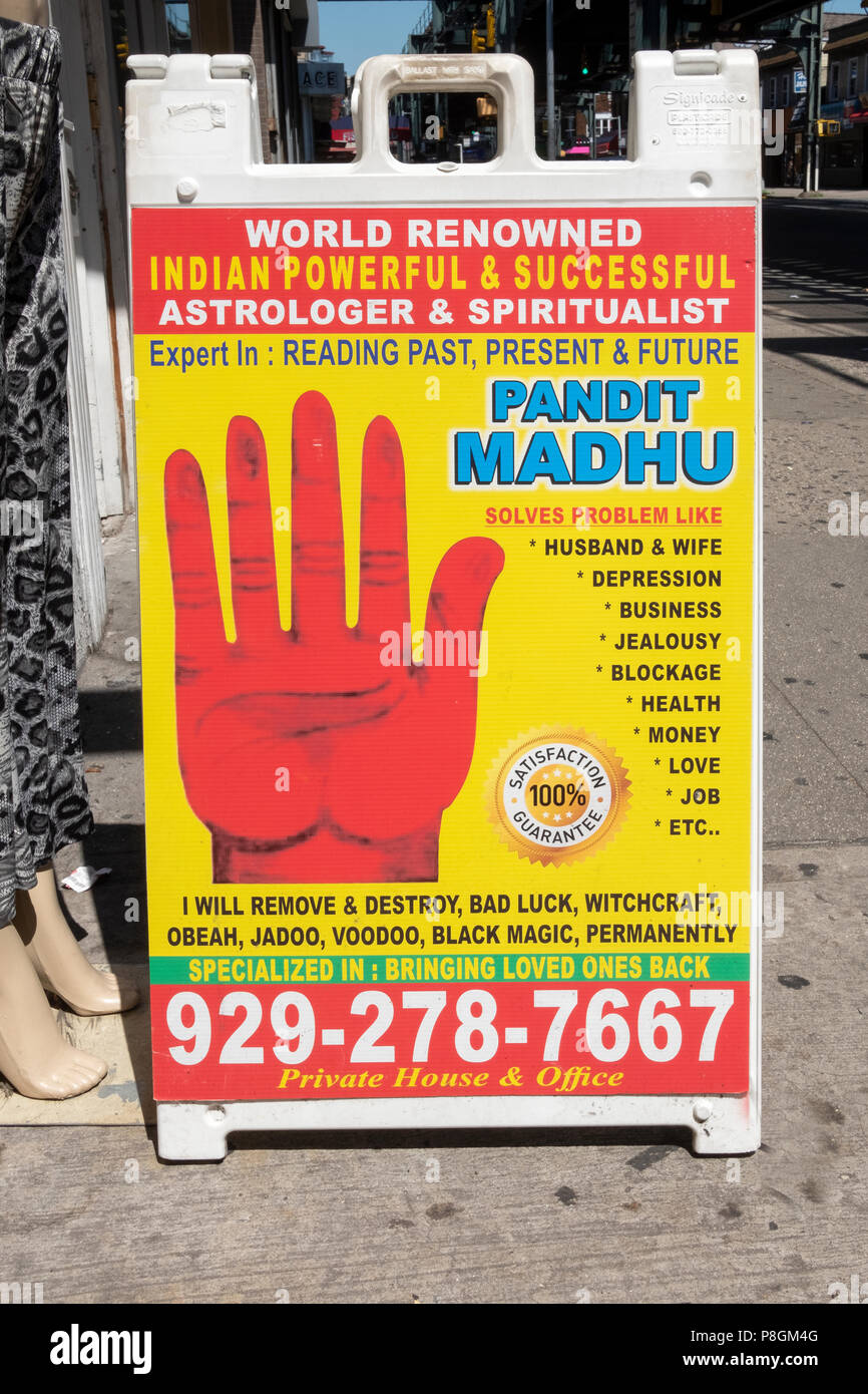 Ein Zeichen Werbung für Astrologen & spiritualist Pandit Madhu. Auf LIberty Avenue in Richmond Hill, Queens, New York Stockfoto