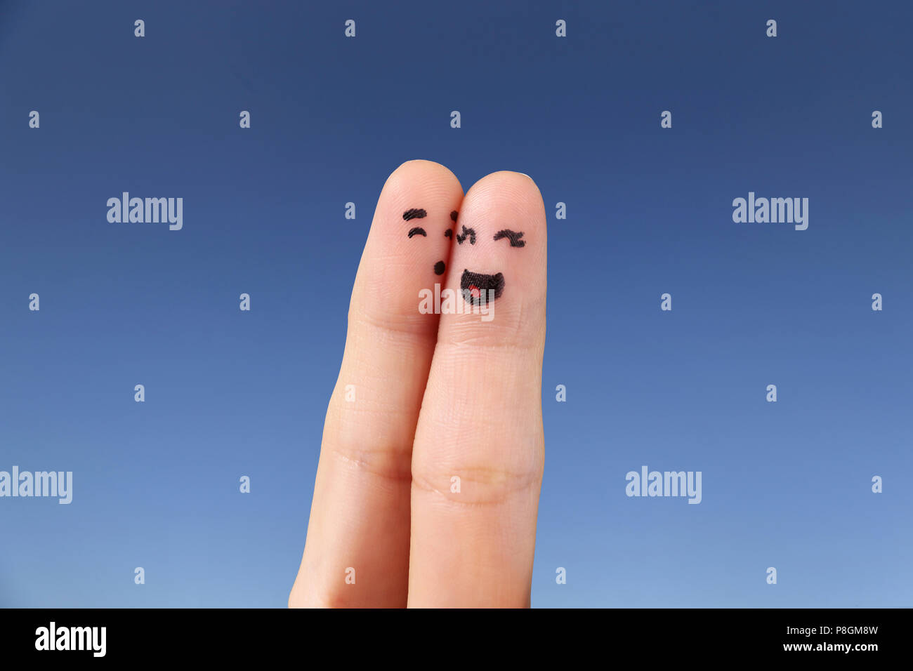 Finger puppet Paar einander zu lieben mit einer romantischen Kuss. Stockfoto