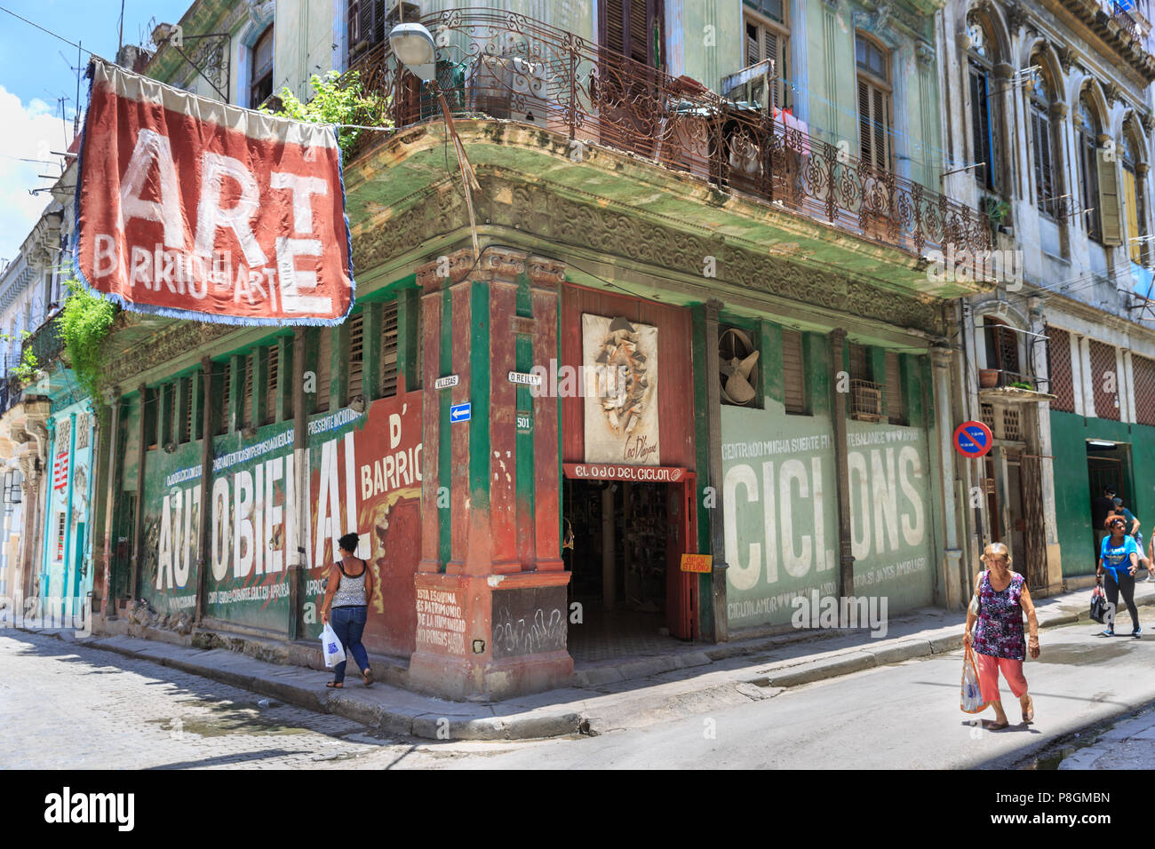 Galerie art Studio und Shops auf der O'Reilly und Villegas Straßen mit Barrio del Arte Banner von der Autobienal Kunstausstellung, Havanna, Kuba Stockfoto
