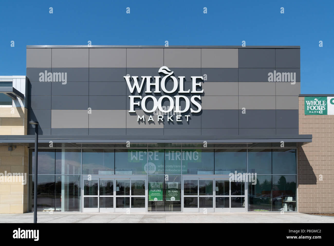 ST. PAUL, MN/USA - Mai 7, 2017: Whole Foods Market Außen- und Logo. Whole Foods Market Inc. ist eine US-amerikanische Supermarktkette. Stockfoto