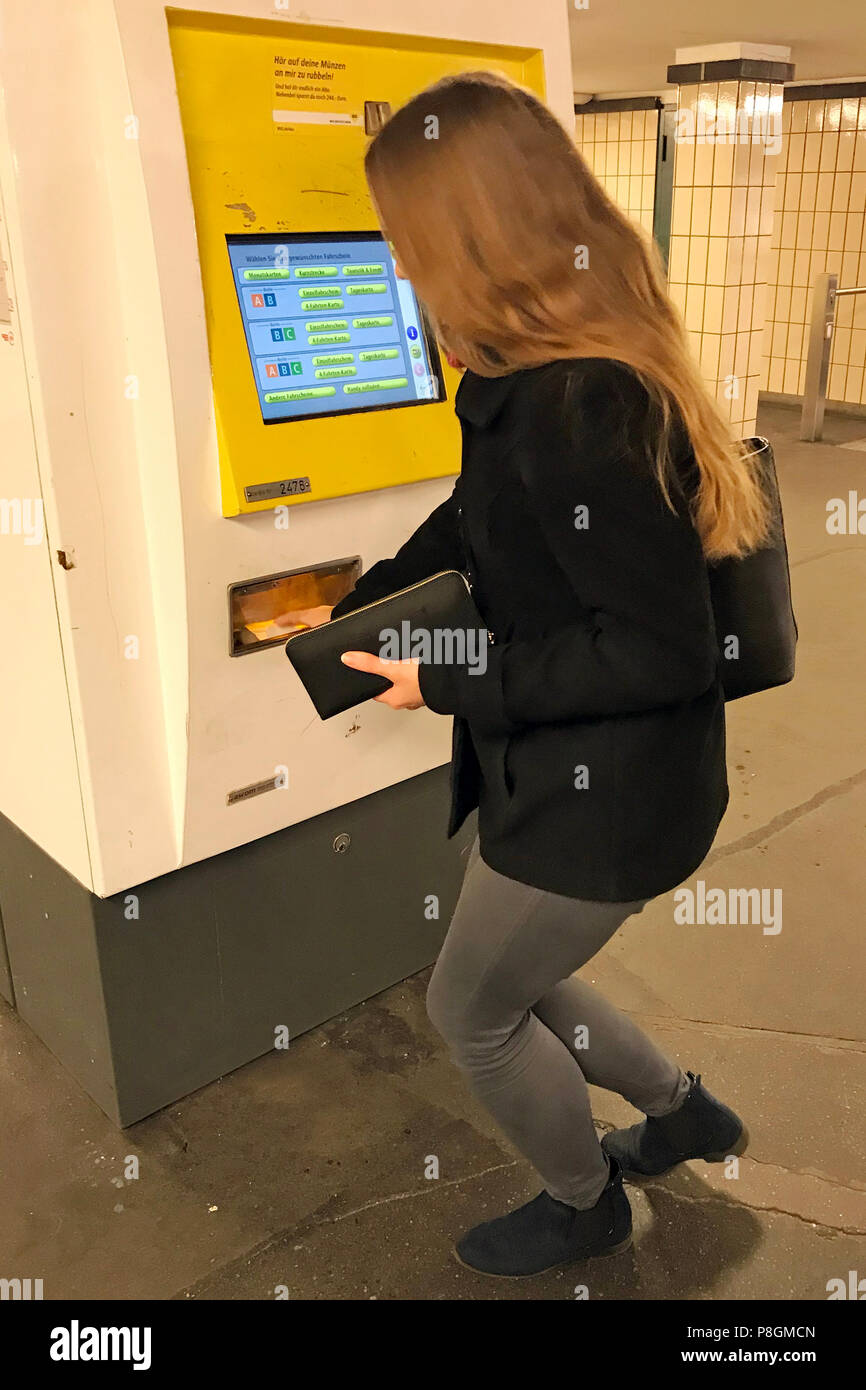 Berlin, Deutschland, junge Frau kauft ein Ticket am Automaten der BVG Stockfoto