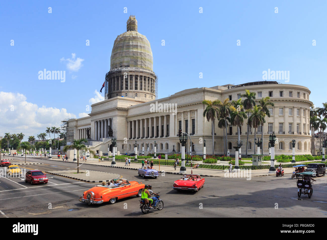 El Capitolio, National Capitol in Havanna, mit klassischen Autos, Paseo del Prado, Havanna, Kuba Stockfoto