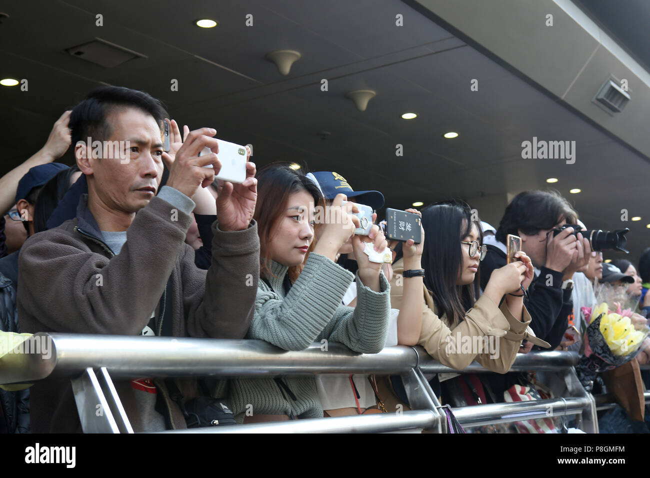 Hongkong, China, Asiaten Foto mit ihren Smartphones Stockfoto