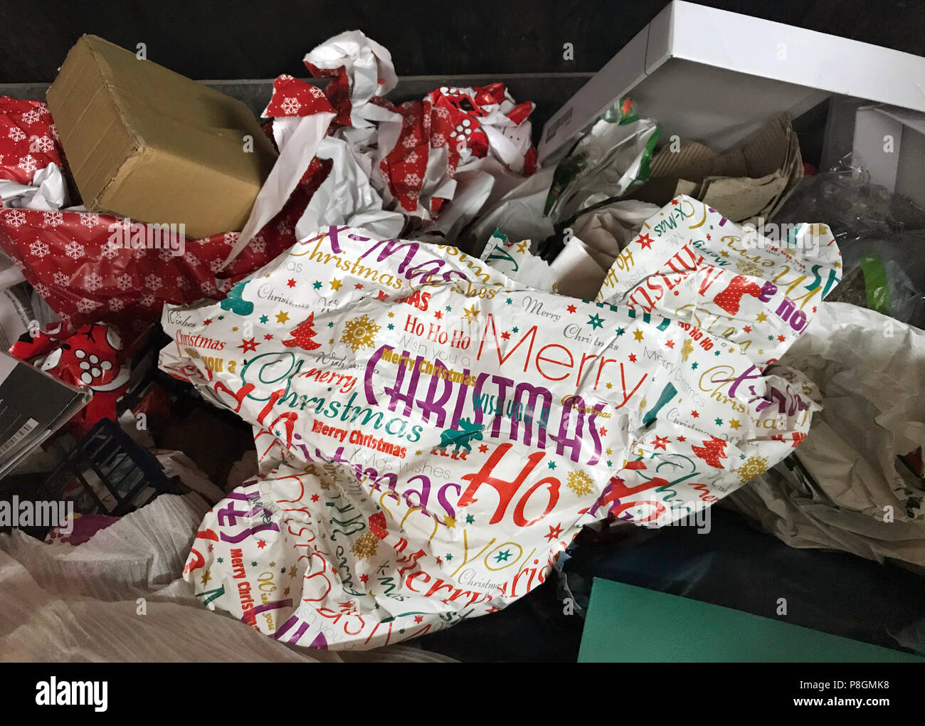 Berlin, Deutschland, Weihnachten Geschenk Papier einen Tag nach Heiligabend in einem Papier Container Stockfoto
