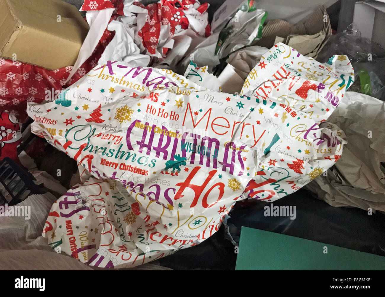 Berlin, Deutschland, Weihnachten Geschenk Papier einen Tag nach Heiligabend in einem Papier Container Stockfoto