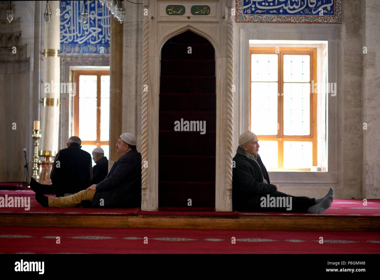 Männer warten auf Anruf innerhalb der Moschee, interessante Moschee Foto zu beten. Stockfoto