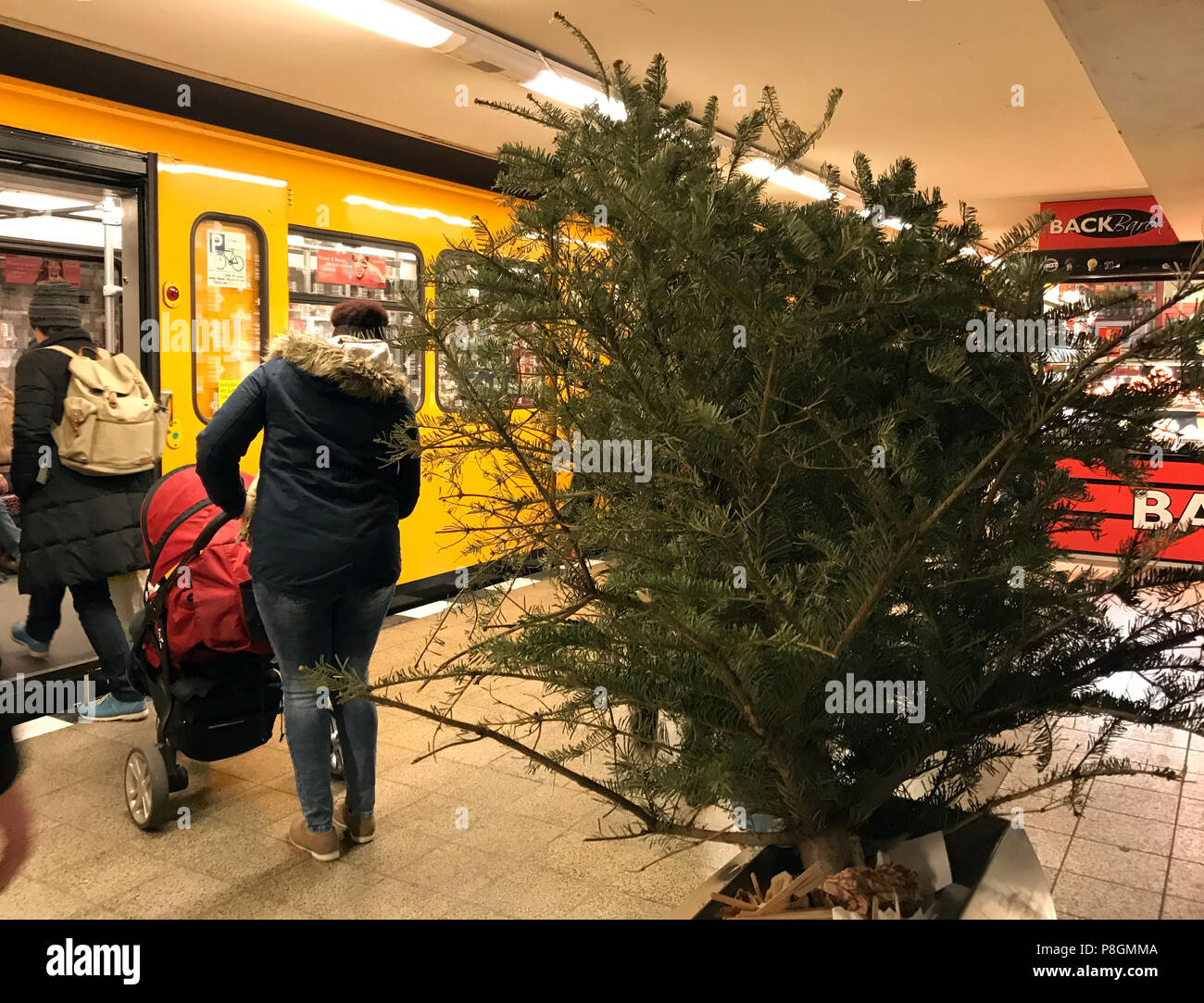 Berlin, Deutschland, Weihnachtsbaum ist in einen Mülleimer auf eine U-Bahn Station Stockfoto