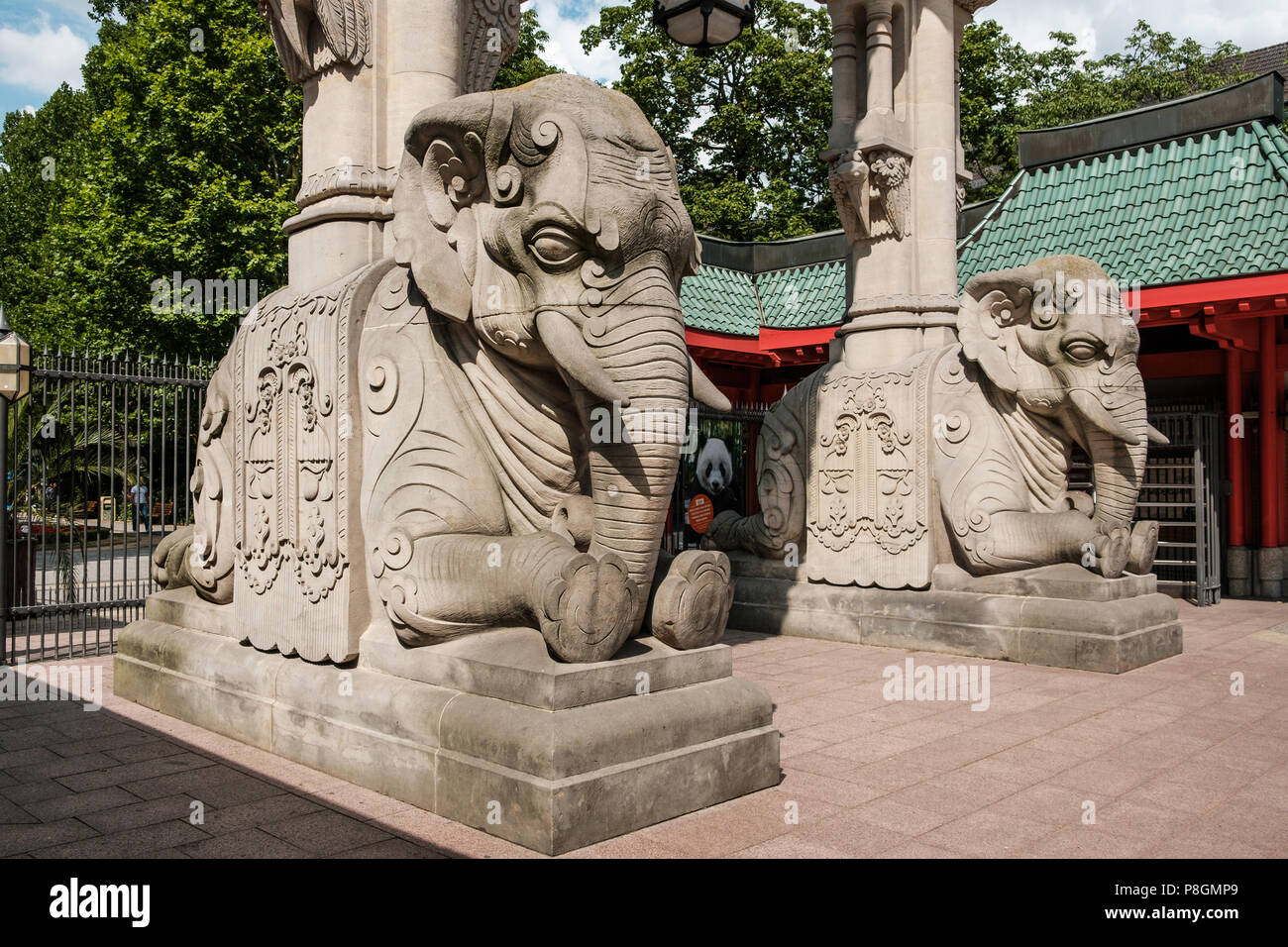Berlin, Deutschland - Juli 2018: Das Eingangstor (Elefant Tor) Der Berliner Zoo/Tierpark in Berlin, Deutschland Stockfoto