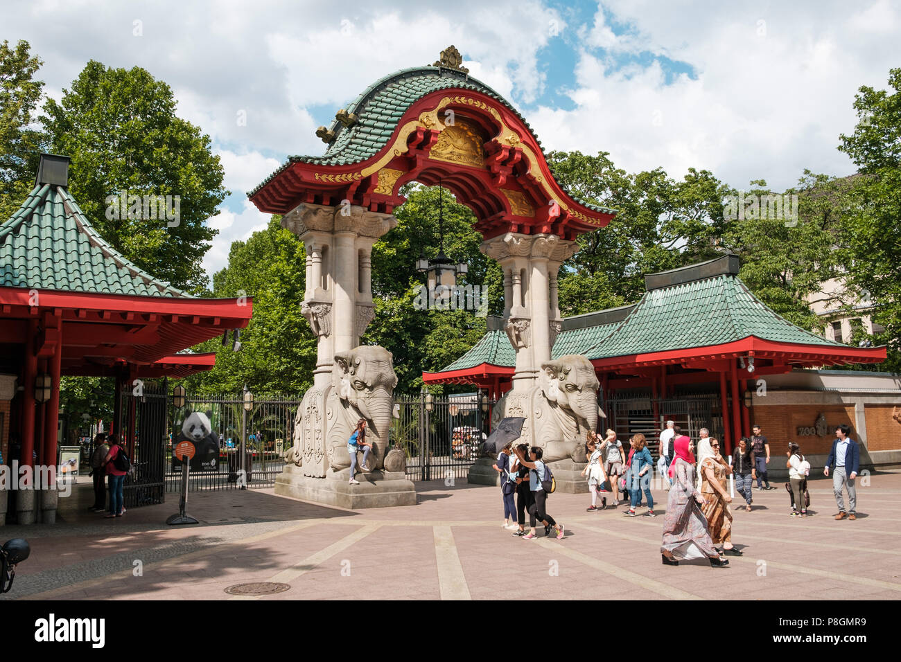 Berlin, Deutschland - Juli 2018: Das Eingangstor (Elefant Tor) Der Berliner Zoo/Tierpark in Berlin, Deutschland Stockfoto