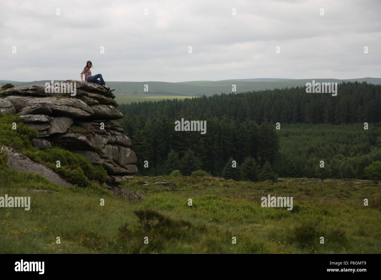 Schöne Frau auf Granit Tor auf dartmoor in der freien Natur Stockfoto