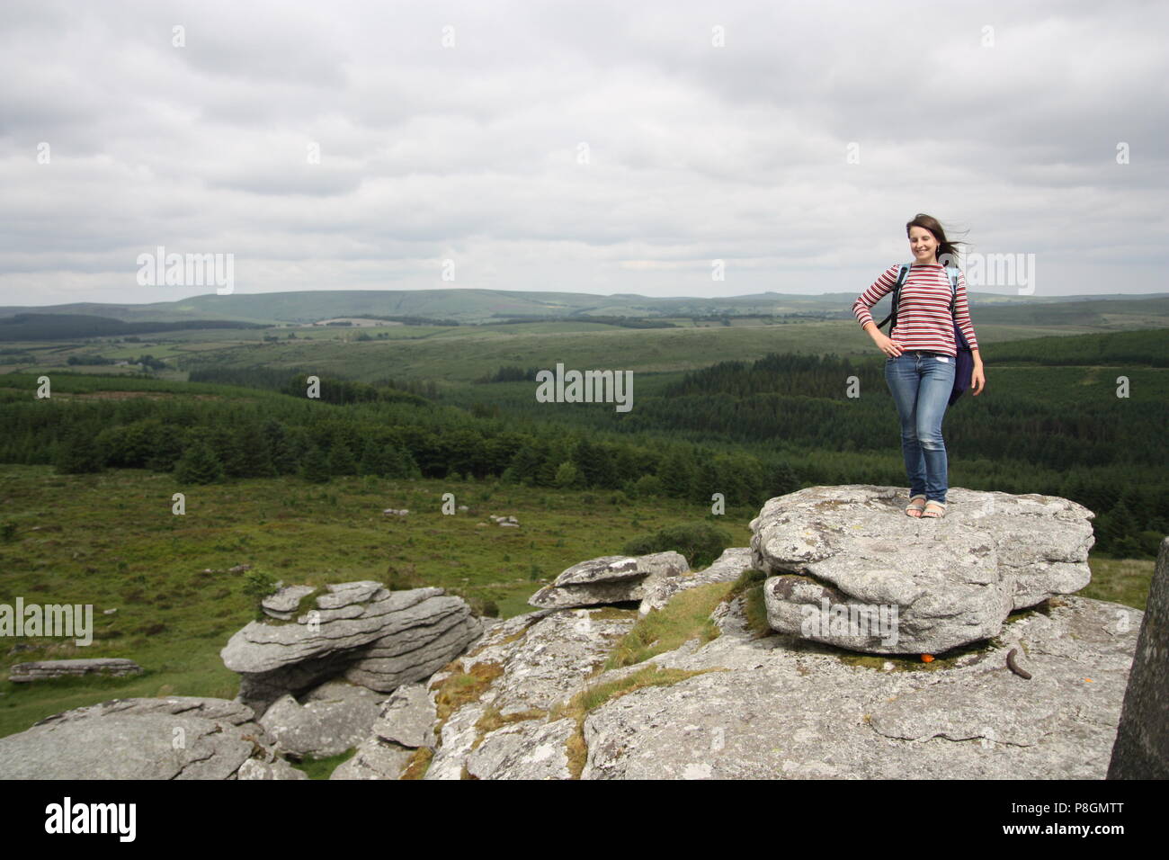 Schöne Frau auf Granit Tor auf dartmoor in der freien Natur Stockfoto