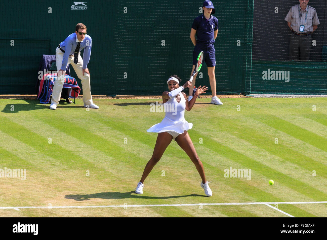 US-amerikanische Tennisspielerin Venus Williams auf Court 1 in einem Spiel während der Wimbledon Championships, All England Lawn Tennis Club, UK Stockfoto