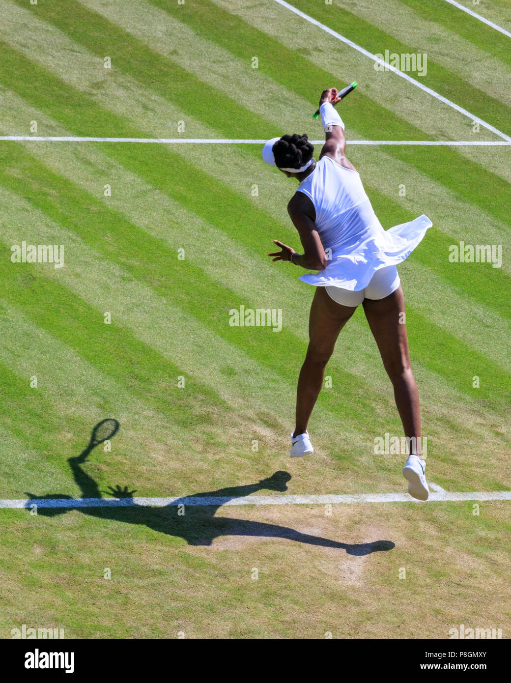 US-amerikanische Tennisspielerin Venus Williams auf Court 1 in einem Spiel während der Wimbledon Championships, All England Lawn Tennis Club, UK Stockfoto