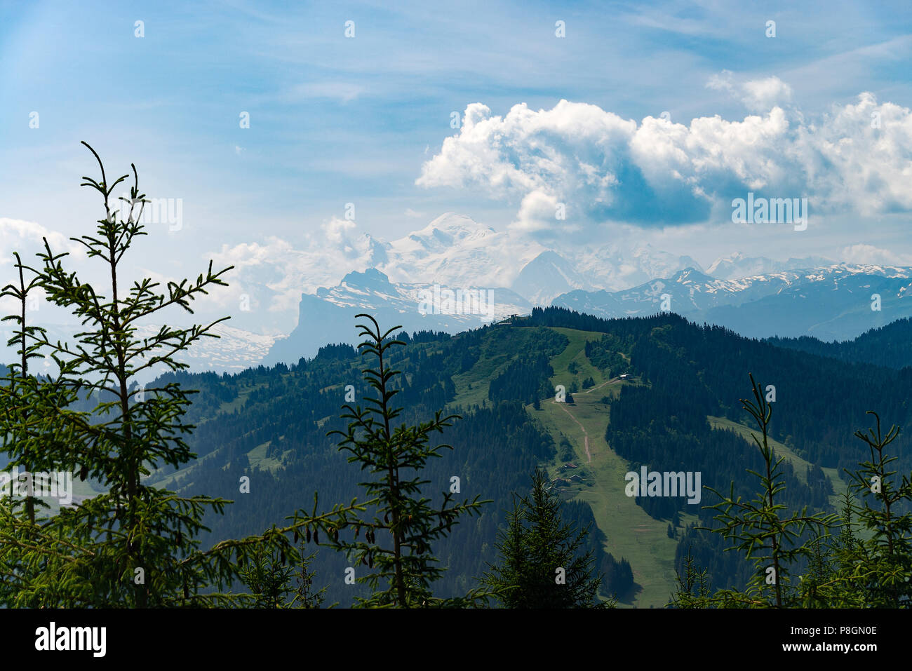 Die schöne Mont Blanc erhebt sich in der Ferne in den Französischen Alpen Haute-Savoie Les Gets Portes du Soleil Frankreich Stockfoto