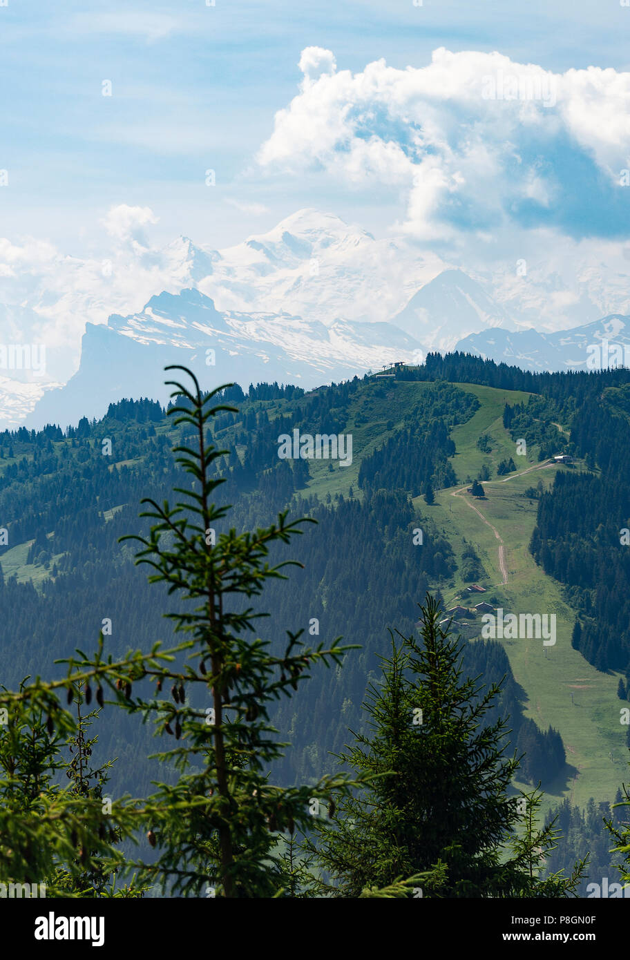 Die schöne Mont Blanc erhebt sich in der Ferne in den Französischen Alpen Haute-Savoie Les Gets Portes du Soleil Frankreich Stockfoto