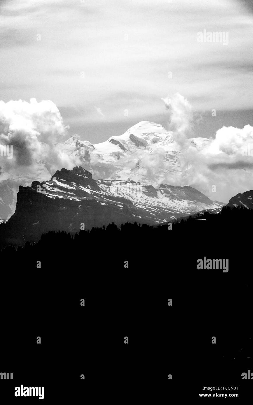 Die schöne Mont Blanc erhebt sich in der Ferne in den Französischen Alpen Haute-Savoie Les Gets Portes du Soleil Frankreich Stockfoto