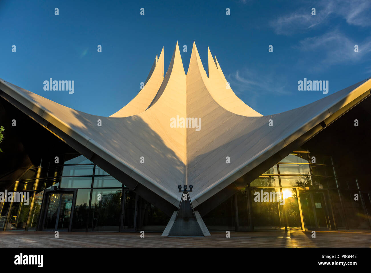 Die letzten Sonnenstrahlen des Tages auf dem Dach des Tempodrom Veranstaltungsort, Berlin 2018. Stockfoto