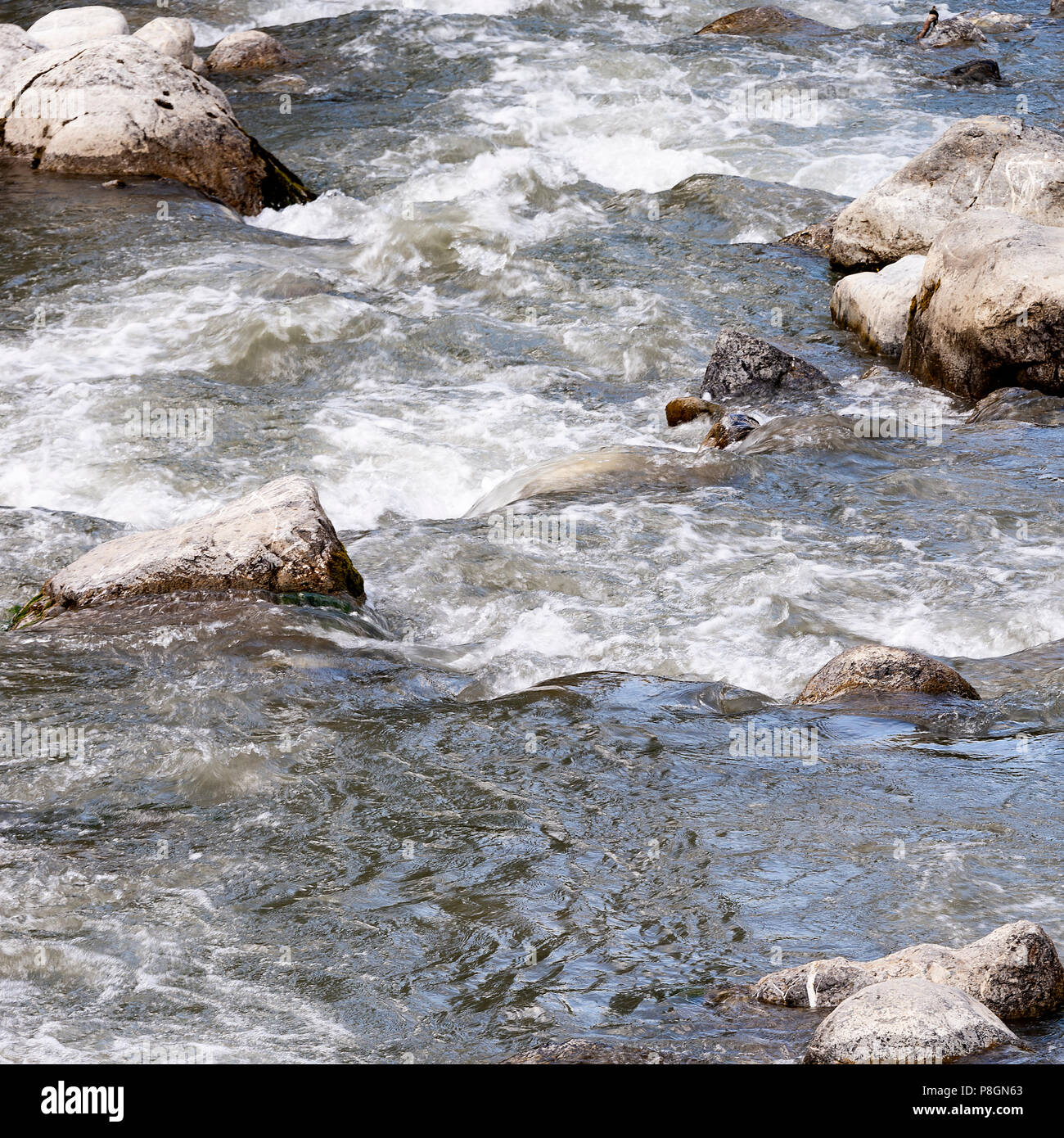 Die Kälte auf der Suche schnell fließenden Wasser des Flusses Dranse in Morzine Haute-Savoie Portes du Soleil Frankreich Stockfoto