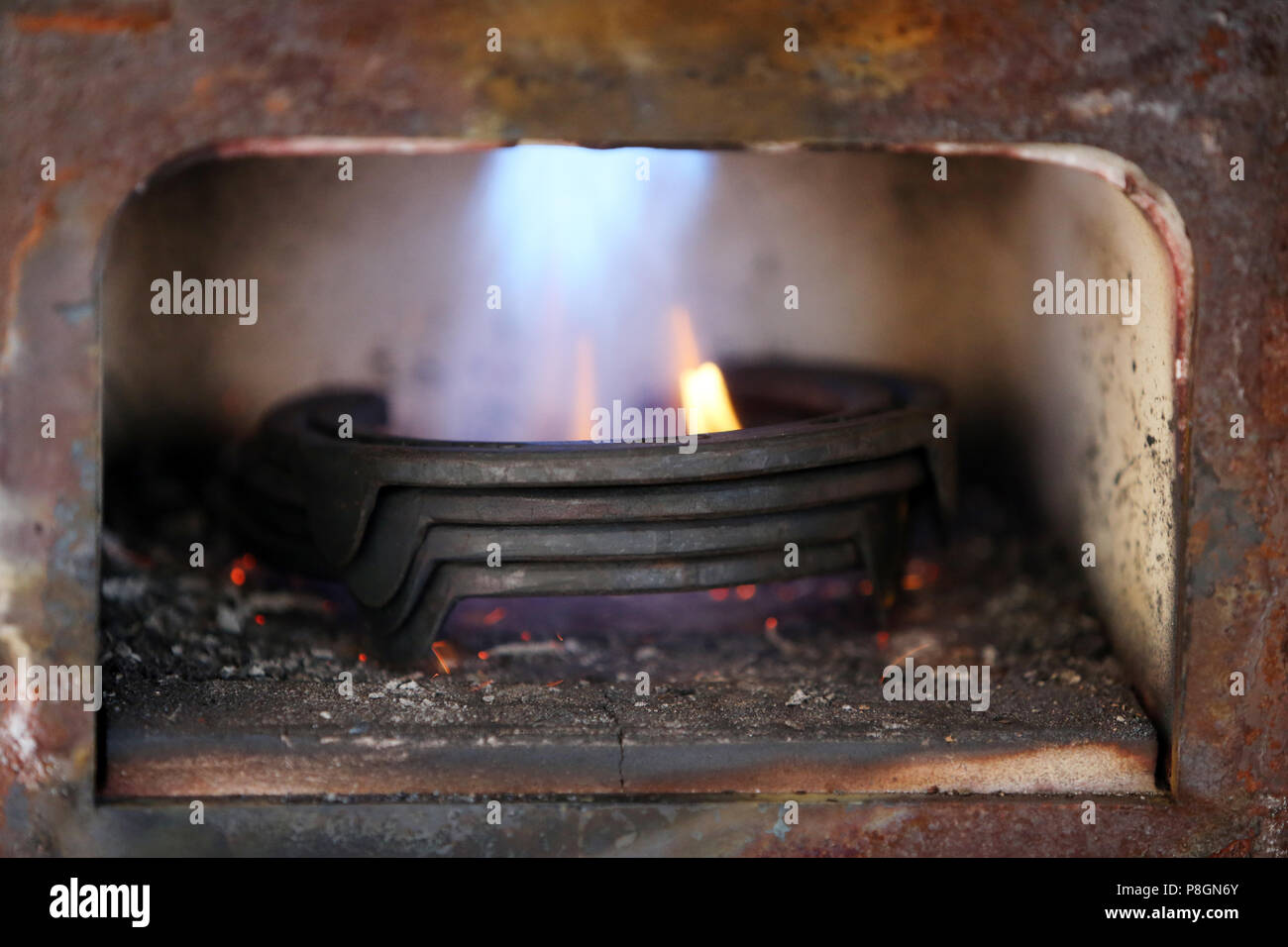 Neustadt (Dosse), Hufeisen sind in einem Ofen erhitzt Stockfoto