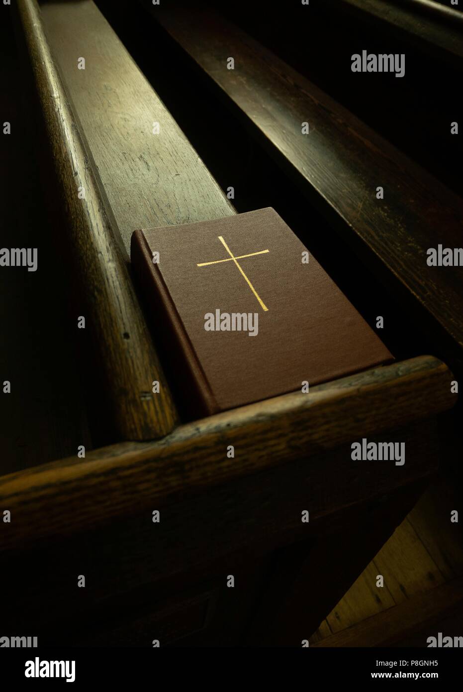 Gesangbuch ruht auf einem antiken Pew in St. Luke's Kirche, Smithfield Virginia Stockfoto