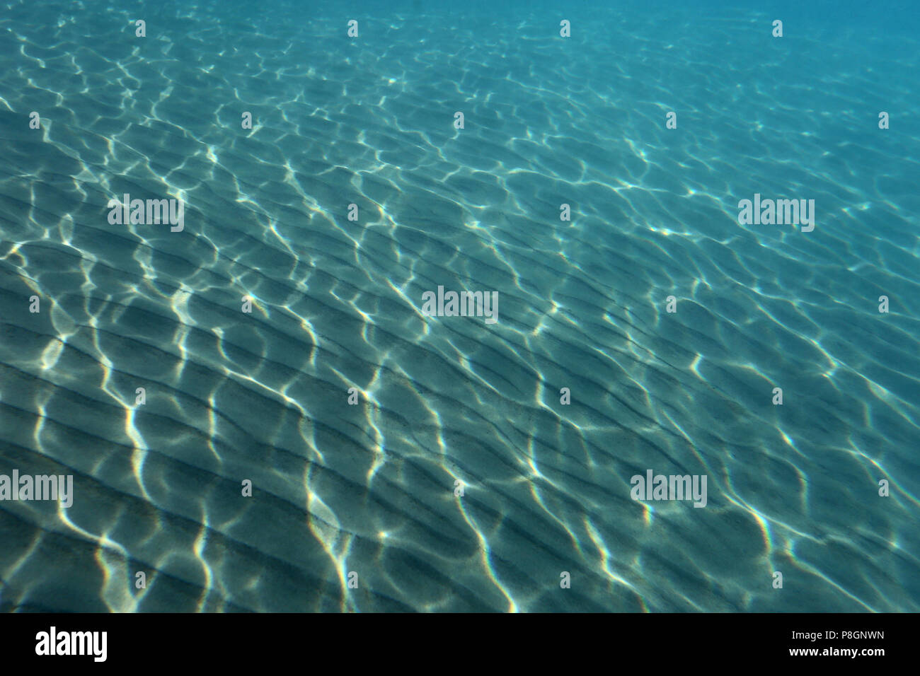 Unterwasser Bild von Sea Sand mit schönen blauen Wasser auf einer tropischen Bucht. Stockfoto