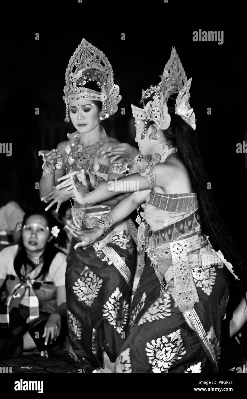 Das JUNUNGAN Dorf ist die einzige weibliche Tanzgruppe KECAK SRIKANDHI (RAMAYANA Affe CHANT) - UBUD, BALI Stockfoto