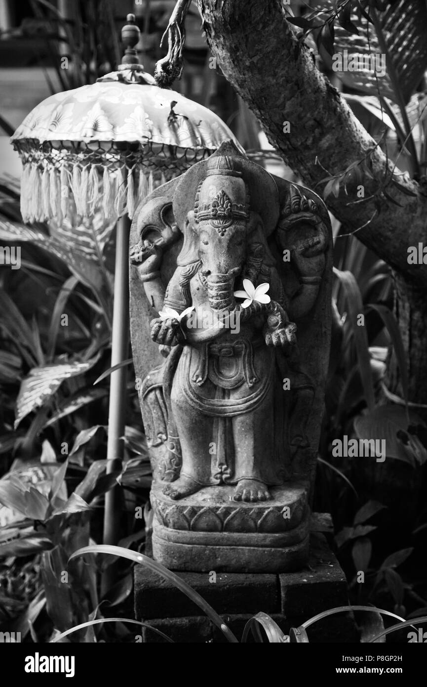 BALINESISCHEN Stil Landschaftsgestaltung mit einem HINDU STEINSTATUE von GANESH in einer Gastfamilie - UBUD, BALI Stockfoto