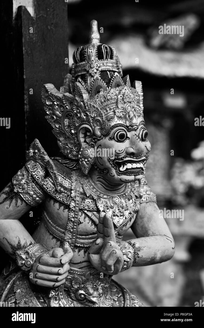 Holz geschnitzte Gottheit Stütze im PURA Gunung Kawi, Wasser einen Hindu Tempel, der dem Gott der Weisheit VISHNU - SEBATU, Bali, Indonesien gewidmet Stockfoto