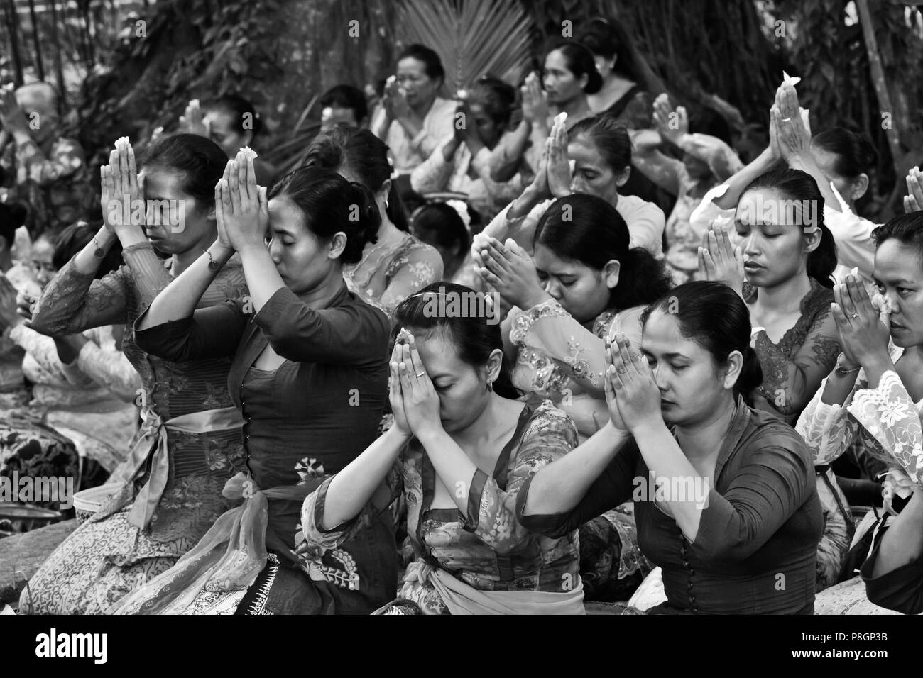 Hindu-Frau bringen Opfergaben an der Jubiläumsfeier des PURA PRAJAPATI nahe UBUD - BENTUYUNG SAKTI, BALI Stockfoto