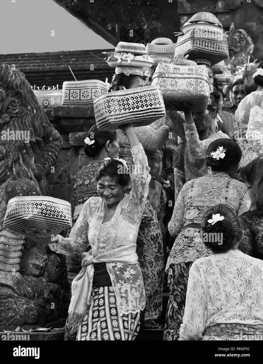 Hinduistische Frau tragen Angebote auf ihre Köpfe während der jubiläumsfeier von PURA PRAJAPATI in der Nähe von Ubud - Bali BENTUYUNG SAKTI, ausgeglichen Stockfoto