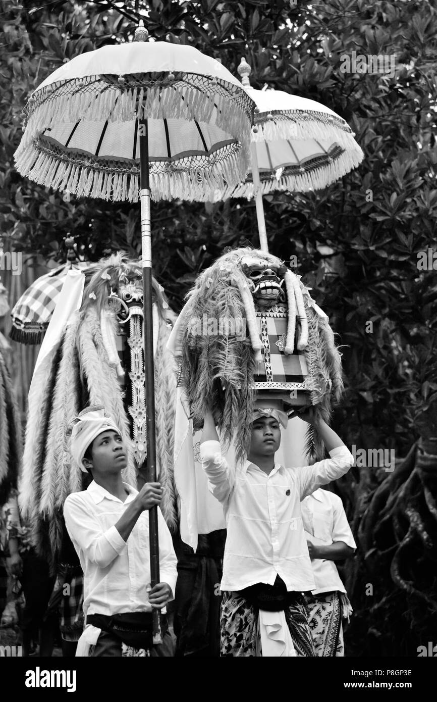 LION Masken verwendet im traditionellen LEGONG Tanz sind während ein HINDU Prozession für ein Jubiläum - UBUD, BALI Tempel getragen. Stockfoto