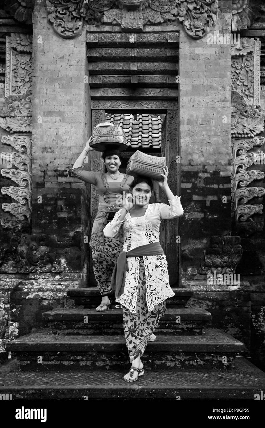 BALINESISCHE Frauen tragen Angebote verdutzte Hindu Tempel der PURA DESA während der GALUNGAN FESTIVAL - UBUD, BALI, Indonesien Stockfoto