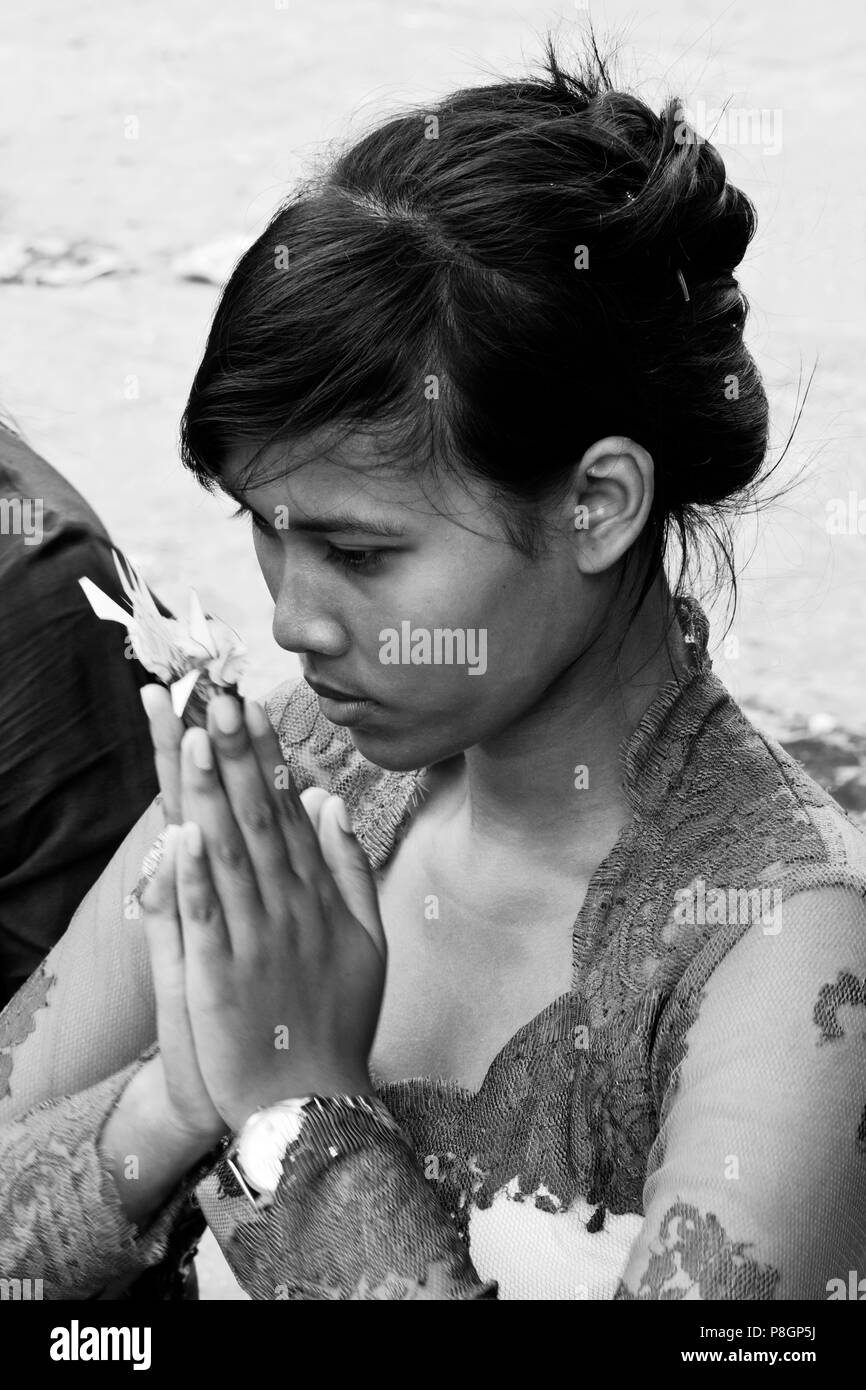 Hinduistische Frauen beten am PURA Tirta Empul Tempel Komplex während des Fest Galungan FESTIVAL - TAMPAKSIRING, Bali, Indonesien Stockfoto