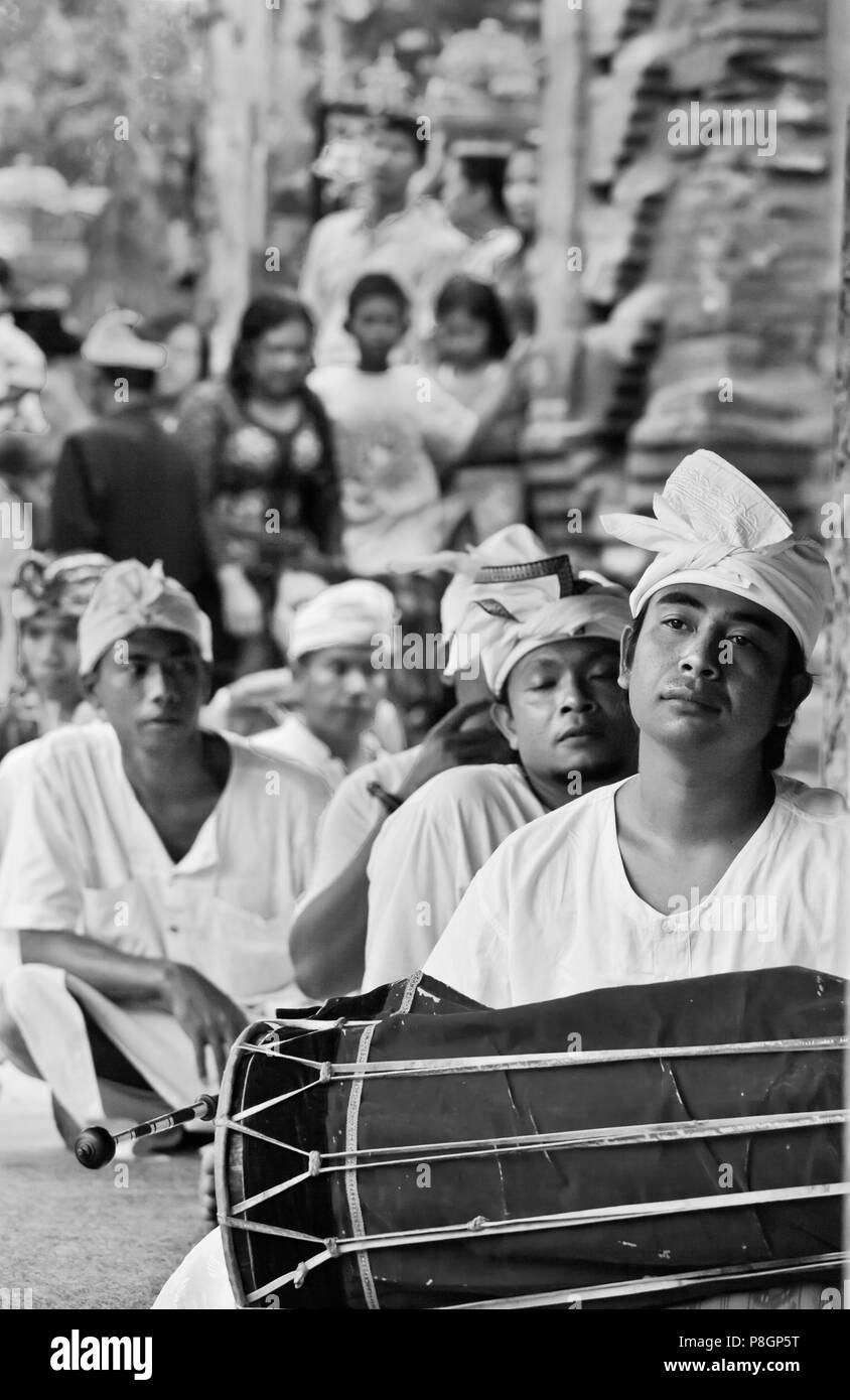Musiker spielen eine traditionelle Trommel als Teil der Zeremonie im PURA Tirta Empul Tempel Komplex während des Fest Galungan FESTIVAL - TAMPAKSIRING, BALI, INDON Stockfoto