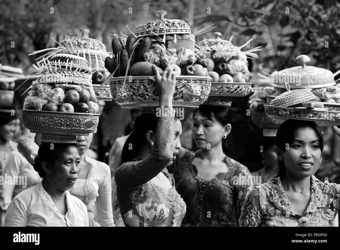 Frauen bringen Angebote von Frut, Blumen und Gebäck zum PURA Tirta Empul Tempel Komplex während Fest Galungan FESTIVAL - TAMPAKSIRING, Bali, Indonesien Stockfoto