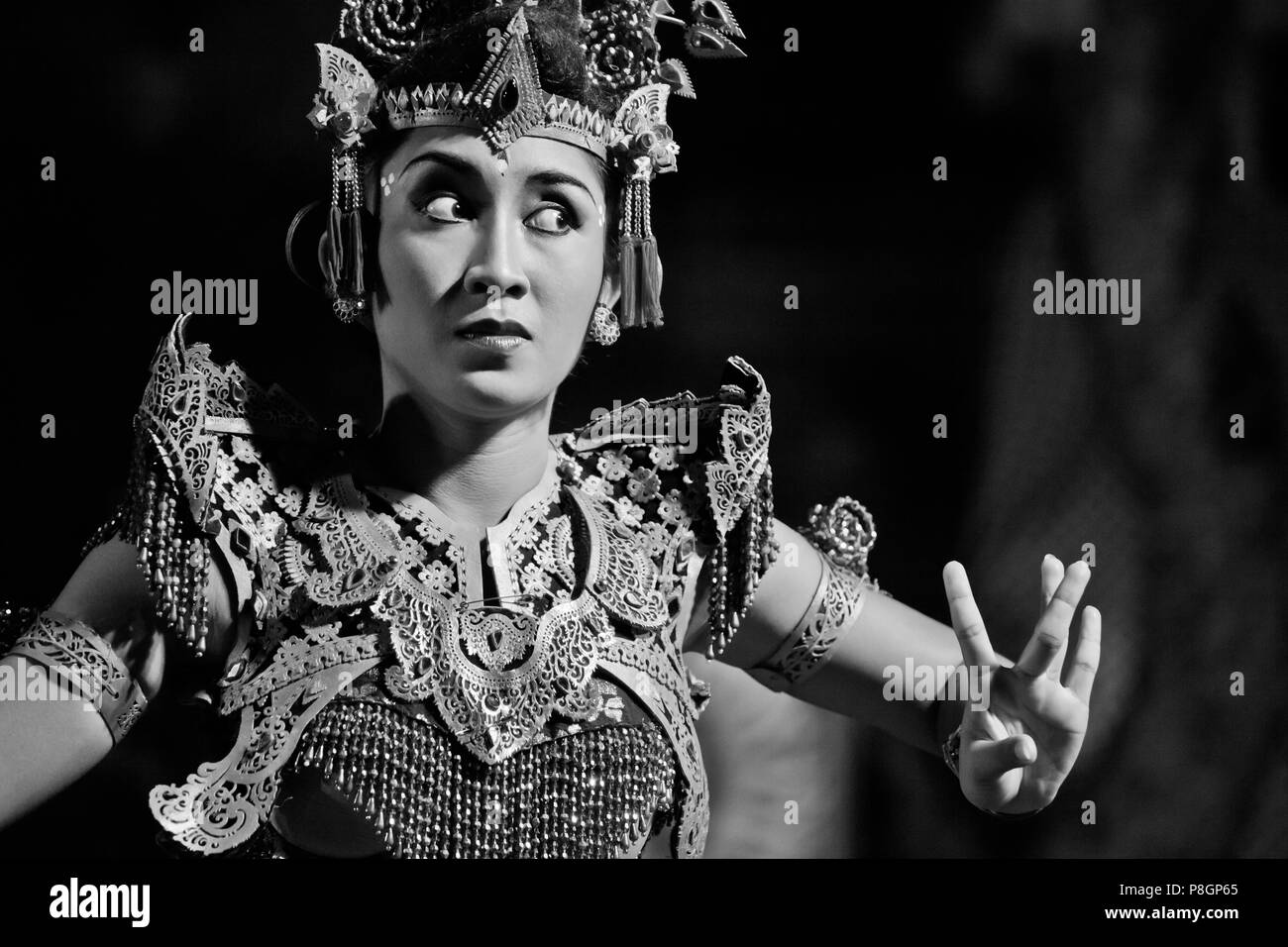 Die KEBYAR DUDUK Tanz erfolgt durch die Cenik Wayah Gamelan Tanzgruppe bei PURA TAMAN SARASWATI - UBUD, BALI, Indonesien Stockfoto