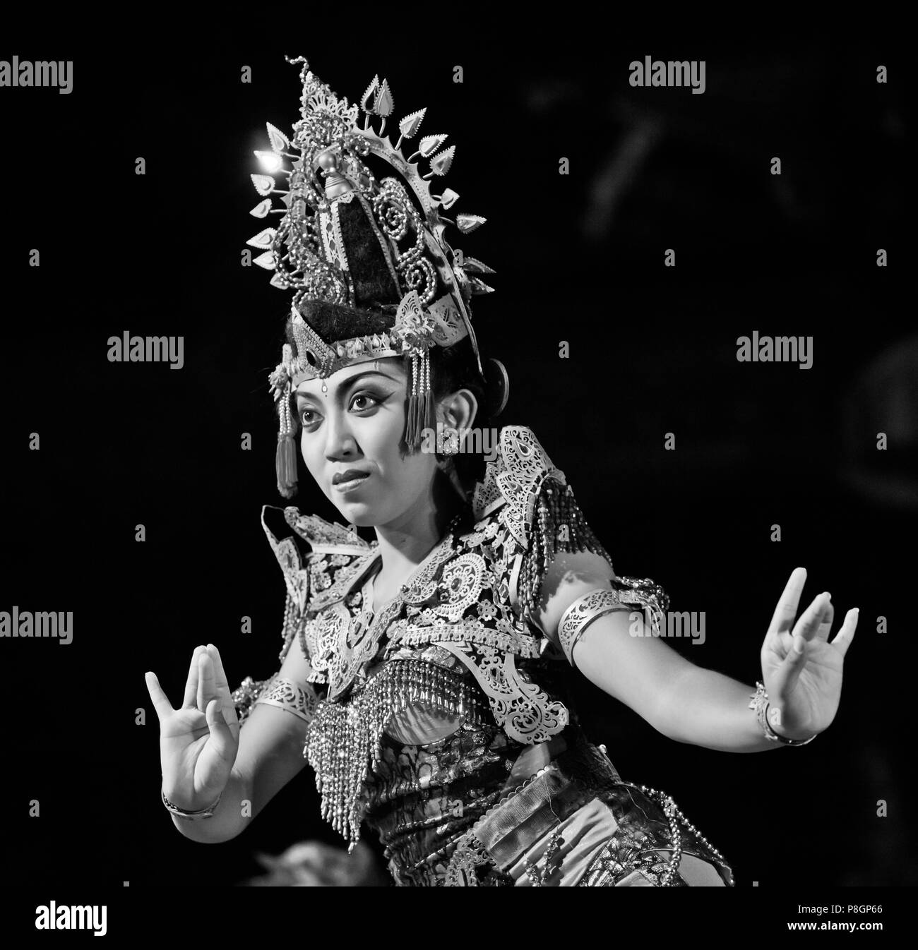 Die KEBYAR DUDUK Tanz erfolgt durch die Cenik Wayah Gamelan Tanzgruppe bei PURA TAMAN SARASWATI - UBUD, BALI, Indonesien Stockfoto