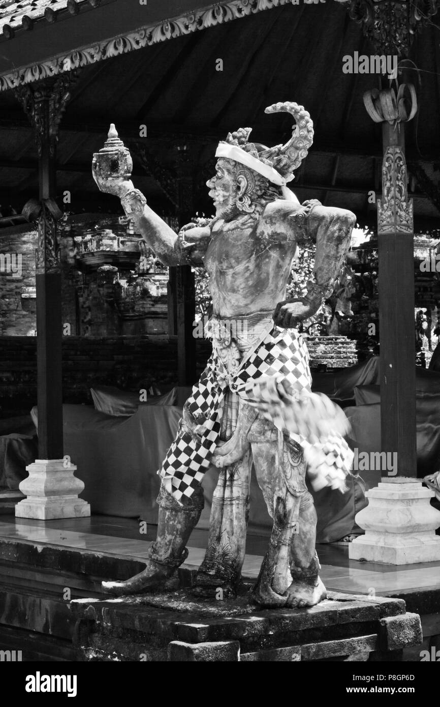 Eine Hindu Statue bei PURA LUHUR RAMBUT SIWI befindet sich entlang der Westküste - BALI, Indonesien Stockfoto