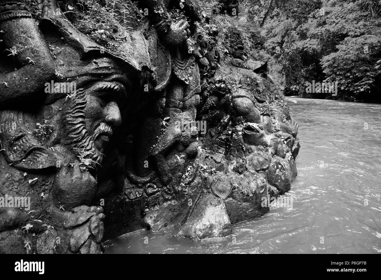 Handwerker haben die Geschichte des RAMAYANA in Stein an den Ufern des AYUNG RIVER - UBUD, BALI, Indonesien geschnitzt. Stockfoto