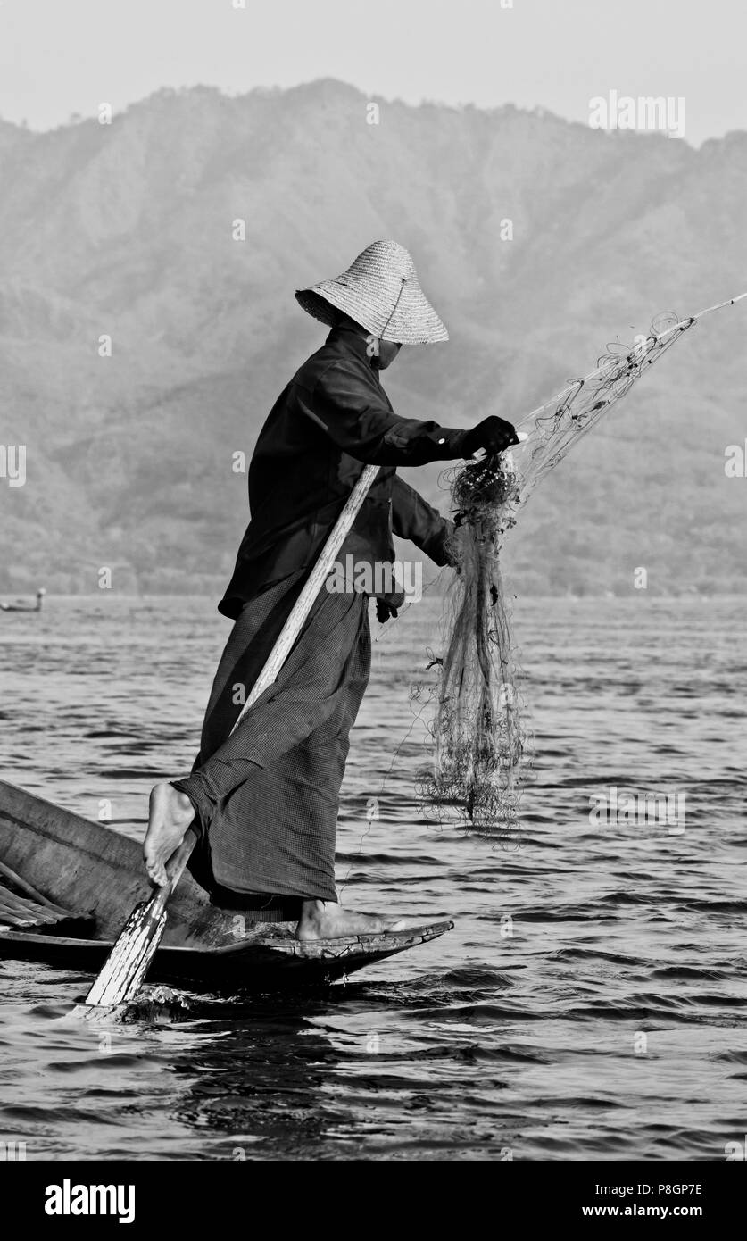 Angeln erfolgt noch in der traditionellen Weise mit kleinen Holzbooten, Fischernetze und Bein Rudern - INLE-See, MYANMAR Stockfoto