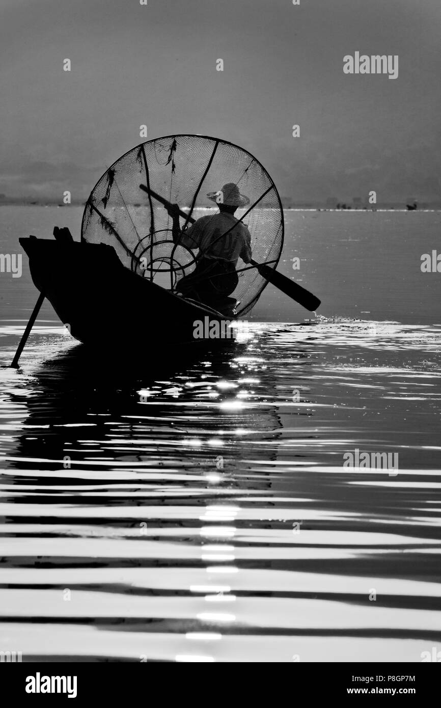 Angeln im Morgengrauen erfolgt noch in der traditionellen Weise mit kleinen Holzbooten, Fischernetze und Bein Rudern - INLE-See, MYANMAR Stockfoto