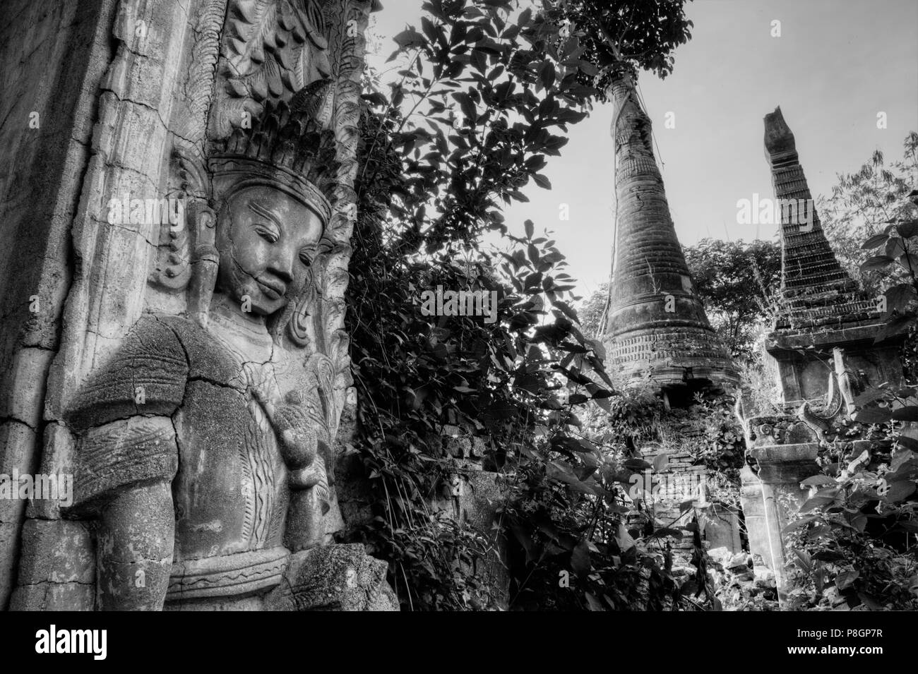 Stuck buddhistischen Gottheiten in NYAUNG OHAK befindet sich am INDEIN bestehend aus antiken SCHREINE - INLE-See, MYANMAR Stockfoto